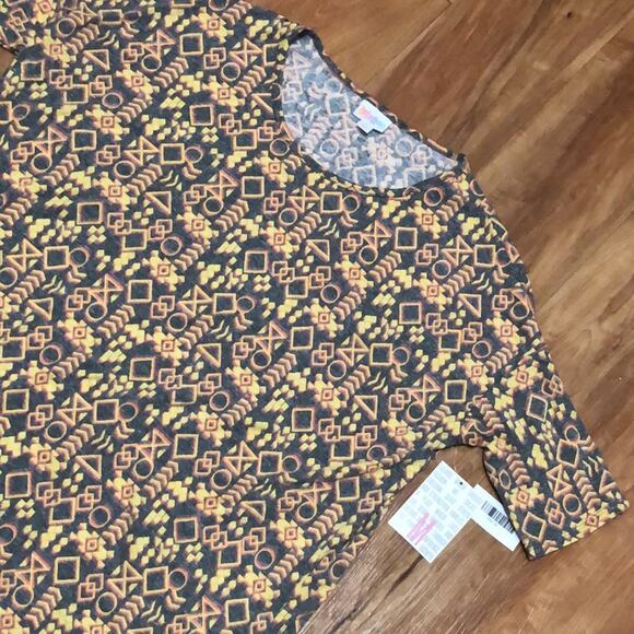 LuLaRoe Diamond Arrow Circle Intricate Pattern Irma Shirt Size Medium - Picture 1 of 6